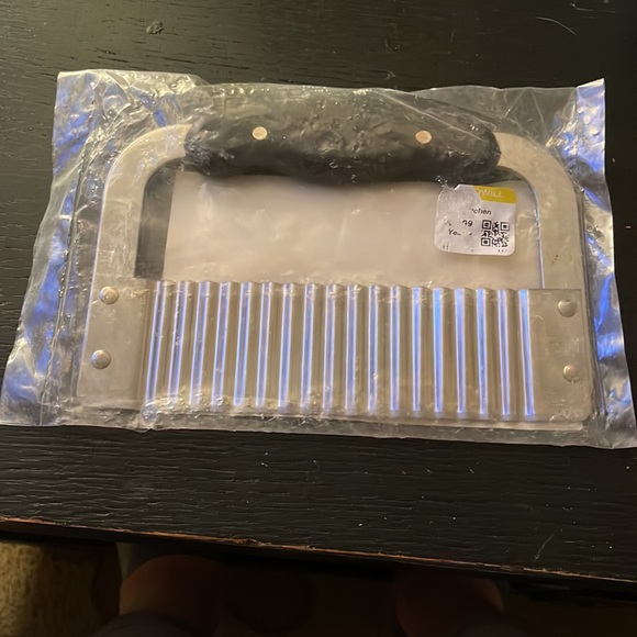 NEW THE PAMPERED CHEF GARNISHER CRINKLE CUTTER - Picture 1 of 2